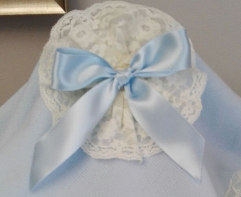 Toquilla de lana en celeste bordeada con encaje valencié y adornada con el mismo encaje en las esquinas. Adornada con flor en valencié y lazada en celeste. Se puede hacer en blanca, beig, rosa bebe, celeste o camel. Ponte en contacto con nosotros!! Toquilla de lana en celeste bordeada con encaje valencié y adornada con el mismo encaje en las esquinas. Adornada con flor en valencié y lazada en celeste. Se puede hacer en blanca, beig, rosa bebe, celeste o camel. Ponte en contacto con nosotros!!